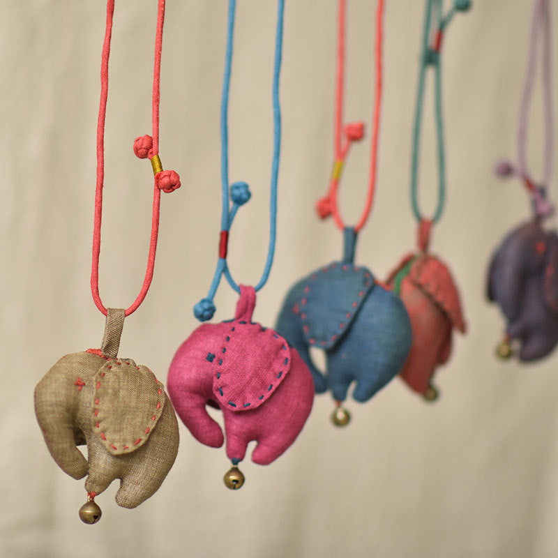 Collar vintage de prosperidad con dijes de elefante
