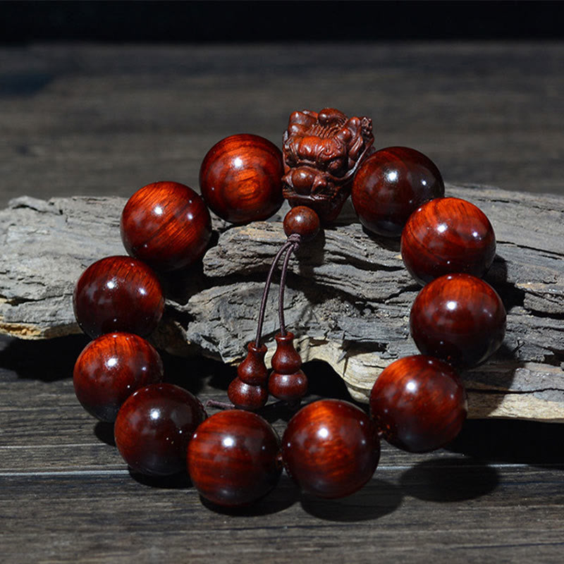 Pulsera Dragón de Madera Roja – Amuleto de Protección Natural
