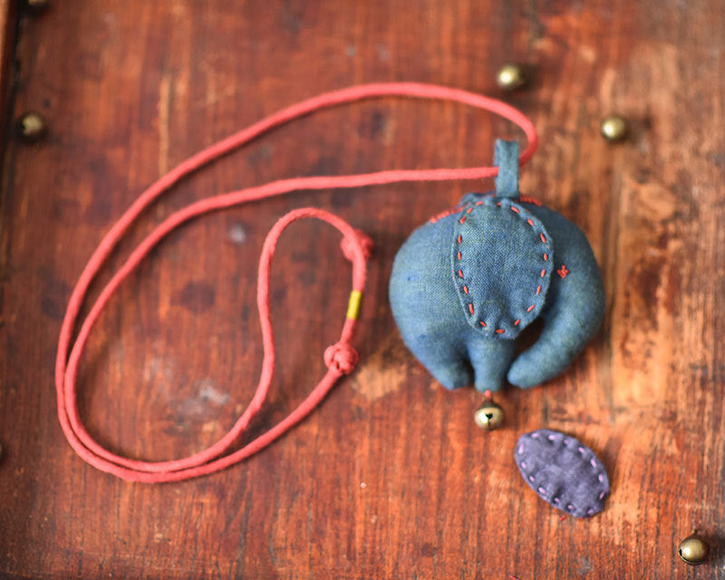 Collar vintage de prosperidad con dijes de elefante