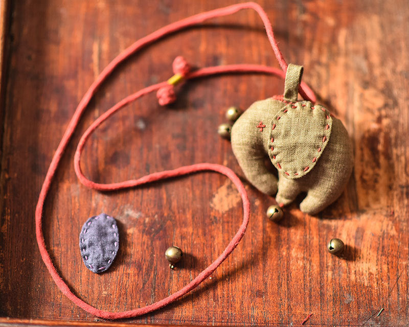 Collar vintage de prosperidad con dijes de elefante