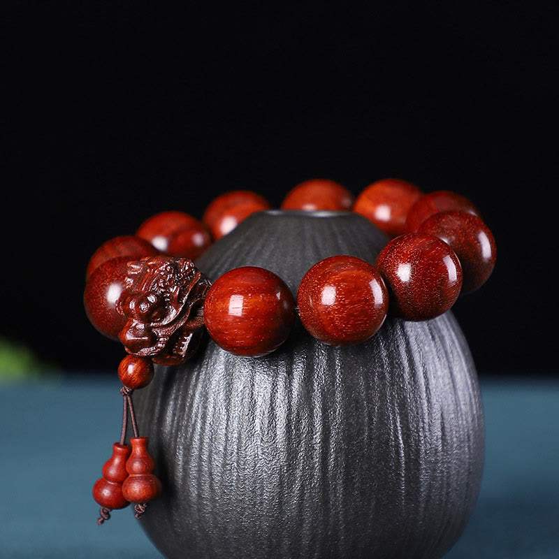 Pulsera Dragón de Madera Roja – Amuleto de Protección Natural