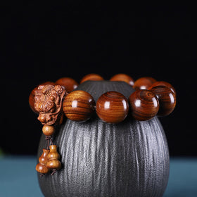 Pulsera Dragón de Madera Roja – Amuleto de Protección Natural