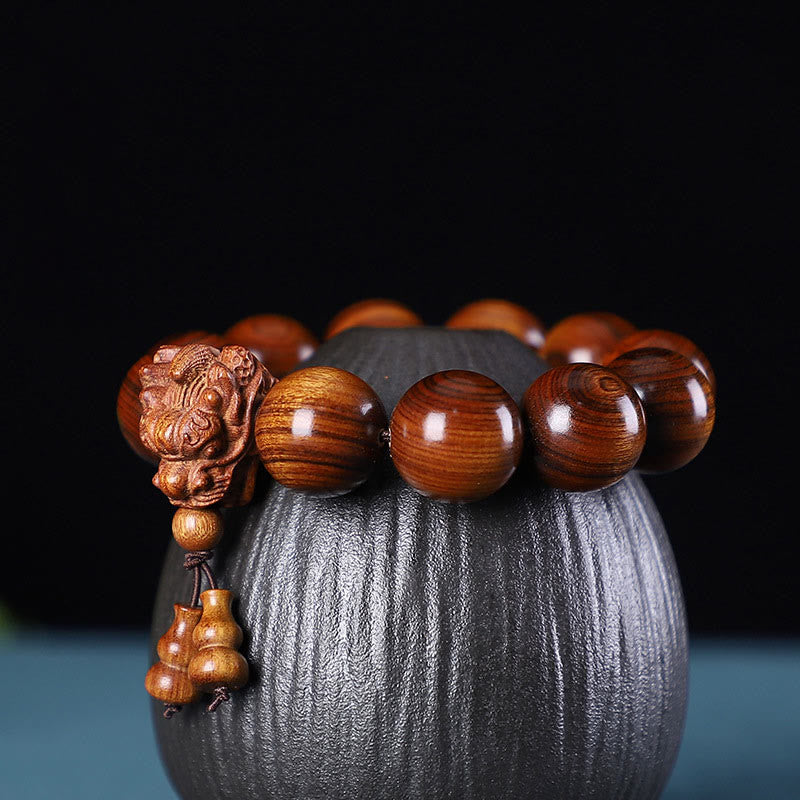 Pulsera Dragón de Madera Roja – Amuleto de Protección Natural